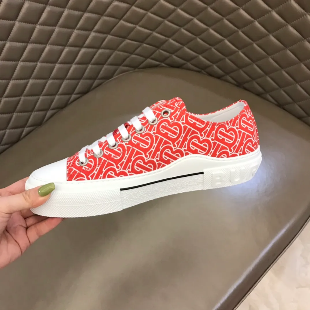 Men's Shoes 💰380 B's men's classic low-top sneakers are reinterpreted in Vintage checkered cotton material and decorated with a new brand logo. First-grain cowhide lining, embossed Burberry lettering logo on the heel, original outsole! 38-46